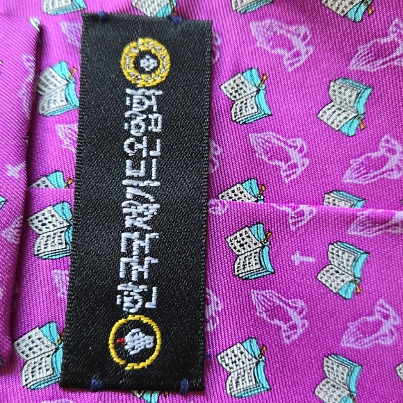 Prayer Hands and Bibles necktie - Picture 3 of 4